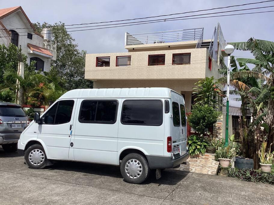 Four Bedroom Staycation House In Tagaytay タガイタイ エクステリア 写真