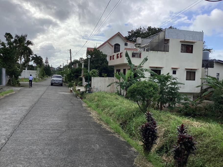 Four Bedroom Staycation House In Tagaytay タガイタイ エクステリア 写真