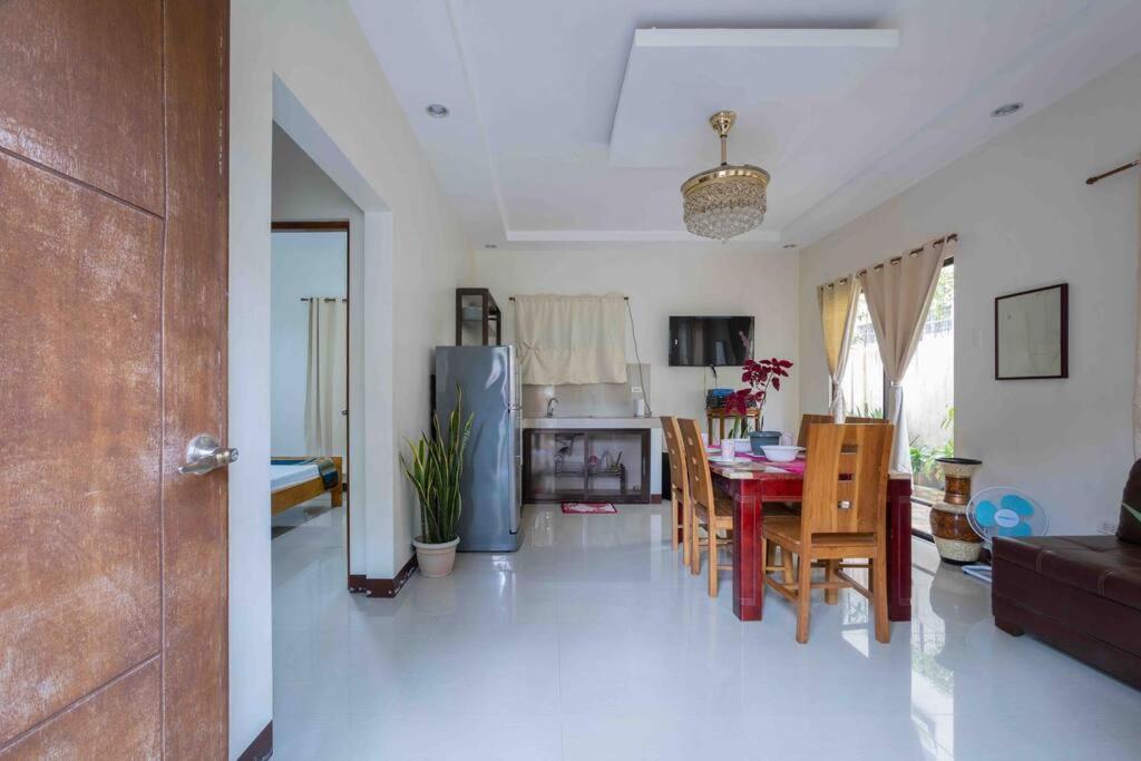 Four Bedroom Staycation House In Tagaytay タガイタイ エクステリア 写真