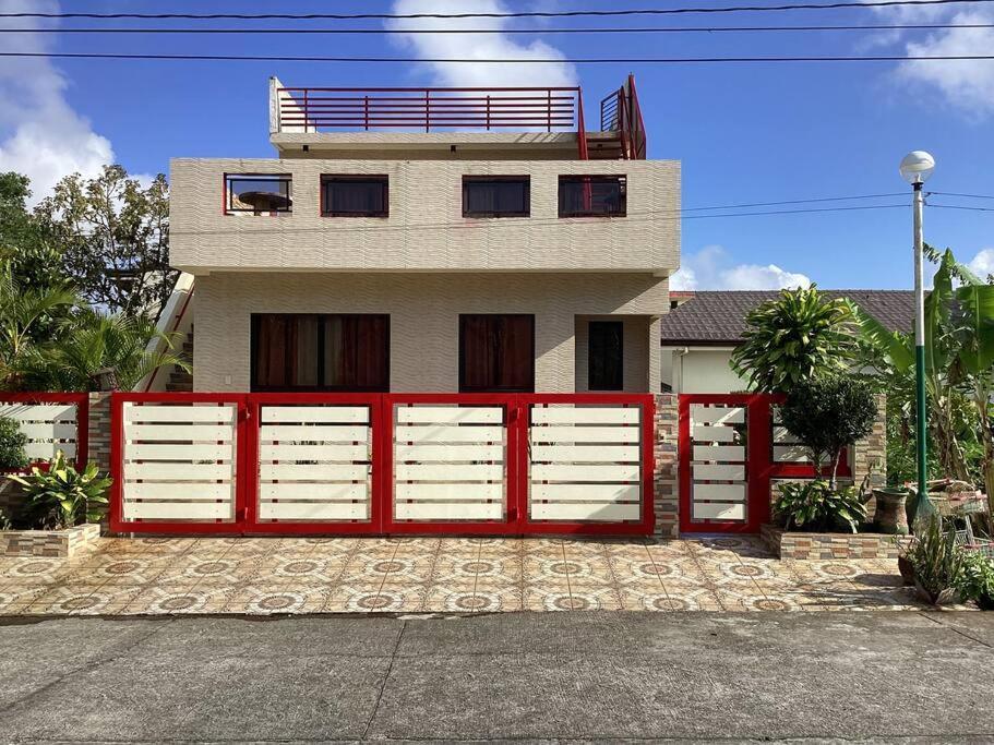 Four Bedroom Staycation House In Tagaytay タガイタイ エクステリア 写真